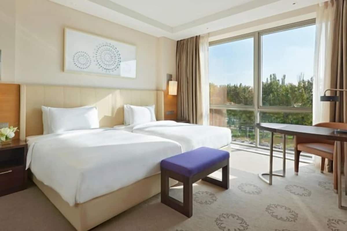 Hypo-allergenic bedding, minibar, in-room safe, desk