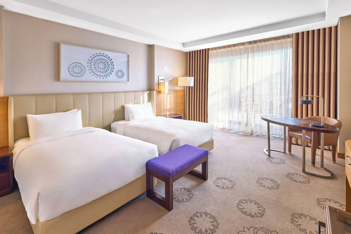 Deluxe Room, 2 Twin Beds (Club Access) | Hypo-allergenic bedding, minibar, in-room safe, desk