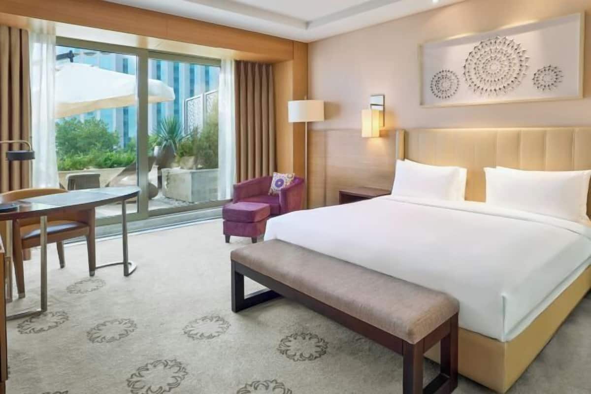 Hypo-allergenic bedding, minibar, in-room safe, desk