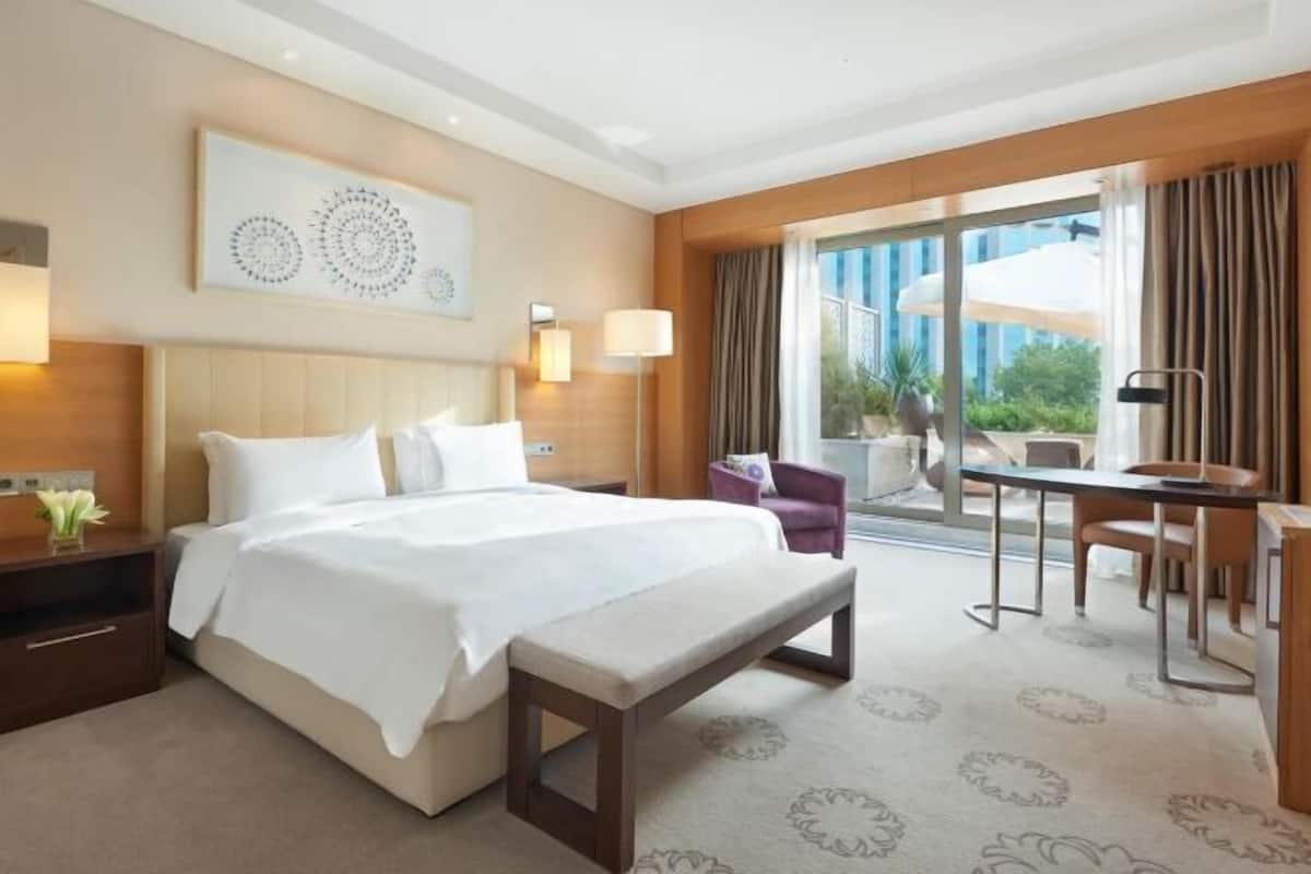 Hypo-allergenic bedding, minibar, in-room safe, desk