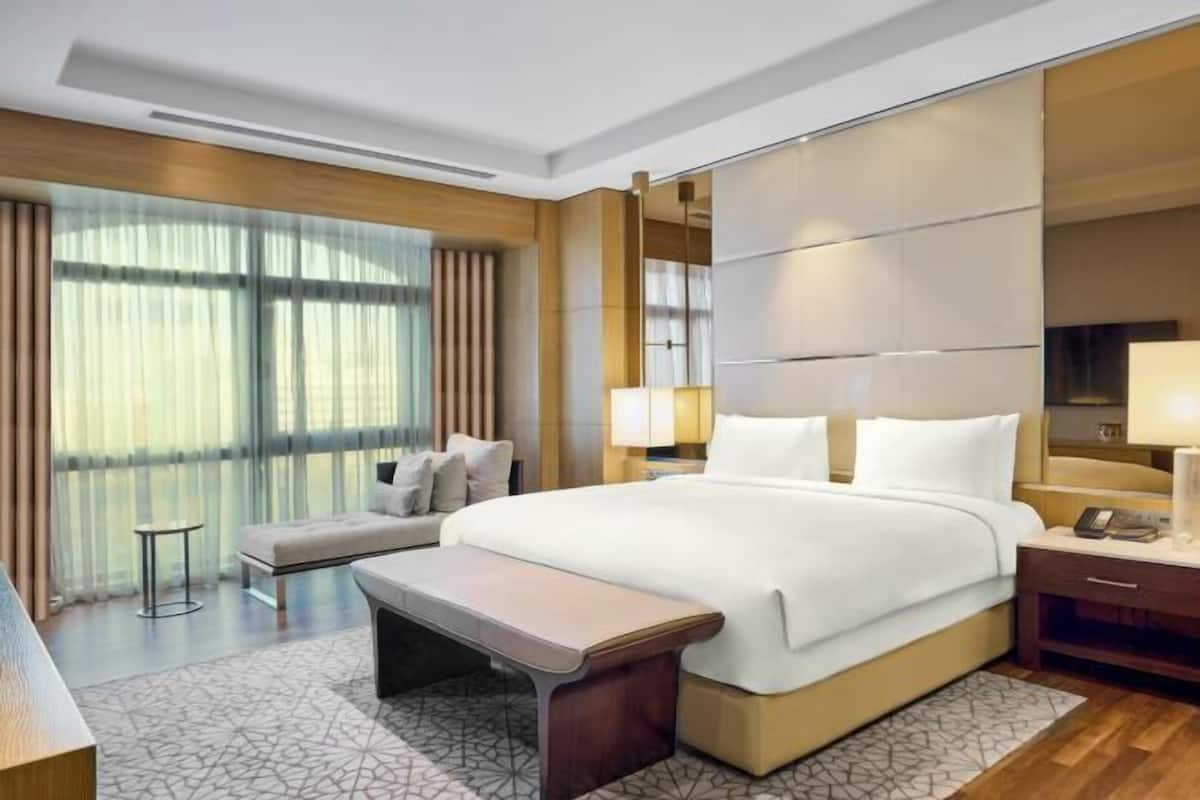 Hypo-allergenic bedding, minibar, in-room safe, desk