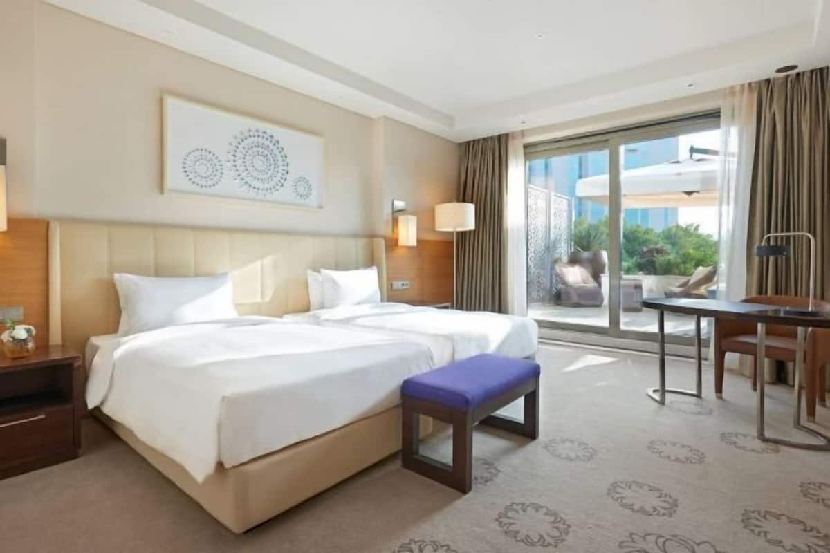 Hypo-allergenic bedding, minibar, in-room safe, desk