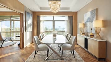 Hypoallergeen beddengoed, een minibar, een kluis op de kamer, een bureau