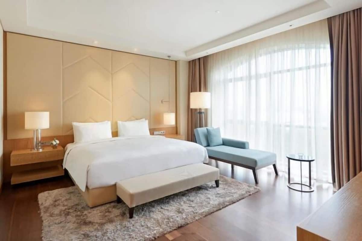 Hypo-allergenic bedding, minibar, in-room safe, desk