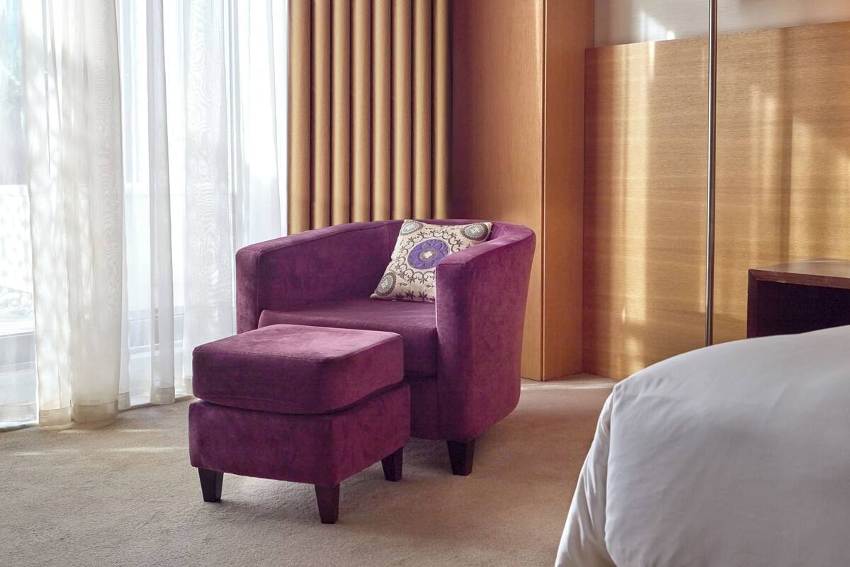 Hypo-allergenic bedding, minibar, in-room safe, desk