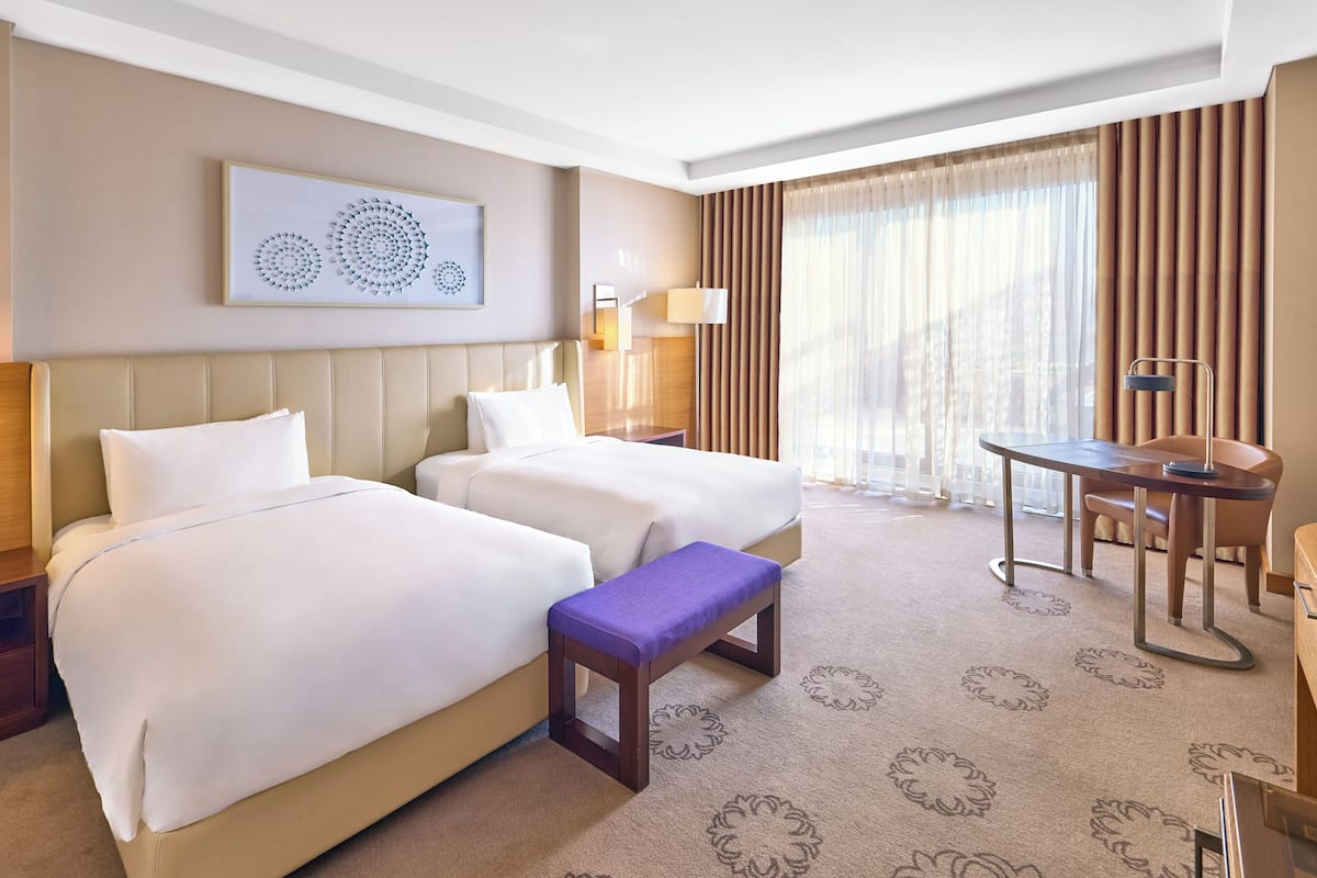 Hypo-allergenic bedding, minibar, in-room safe, desk