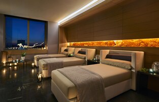 Salas de tratamiento para parejas, un sauna, una bañera de hidromasaje