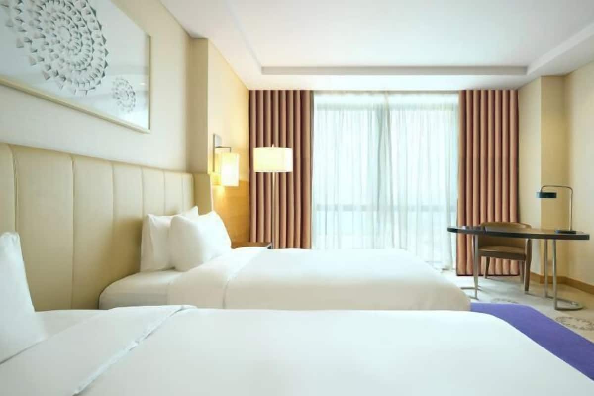 Hypo-allergenic bedding, minibar, in-room safe, desk
