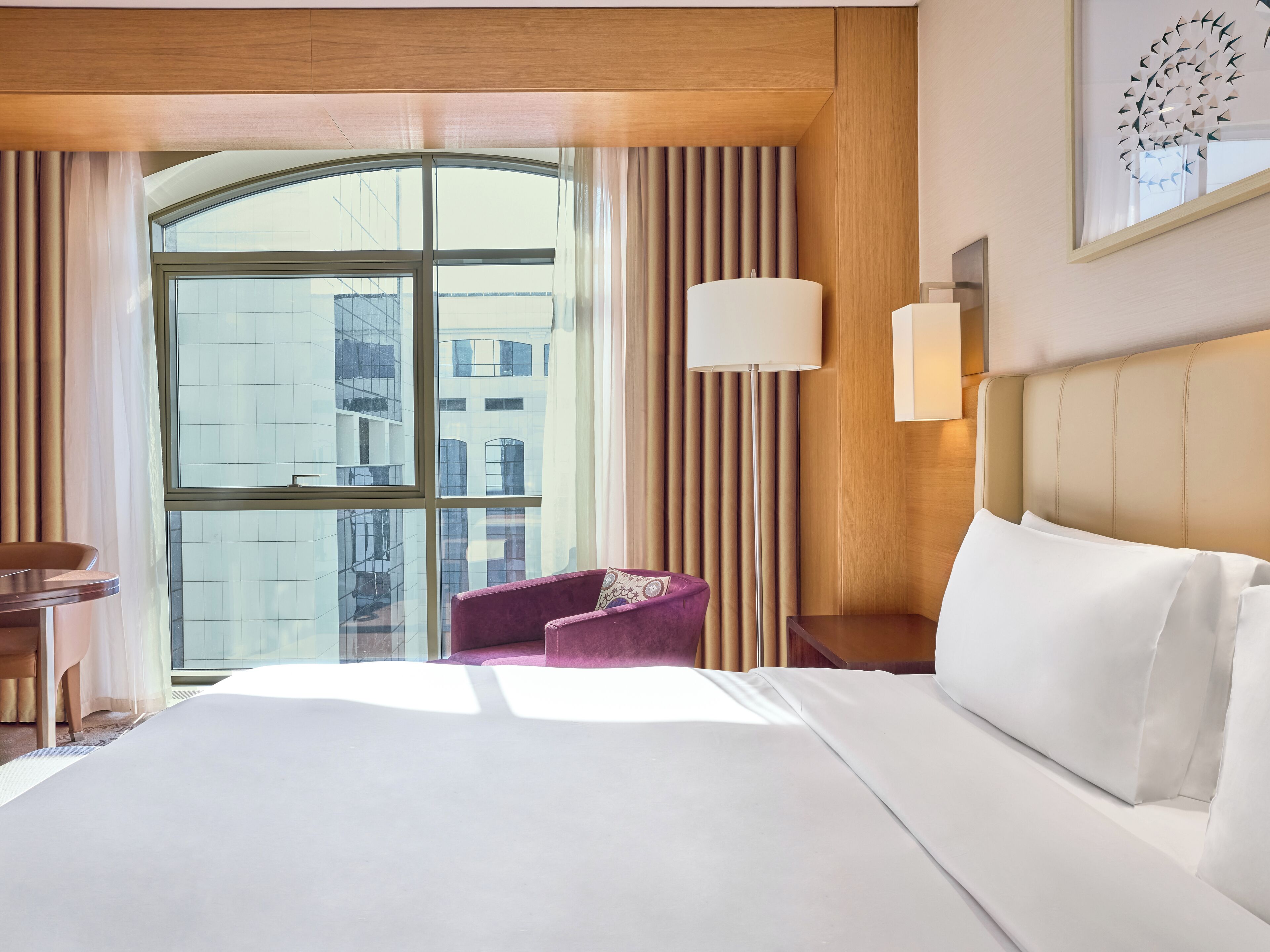 Deluxe-huone, 1 suuri parisänky | Allergiatestatut vuodevaatteet, minibaari, tallelokero huoneessa