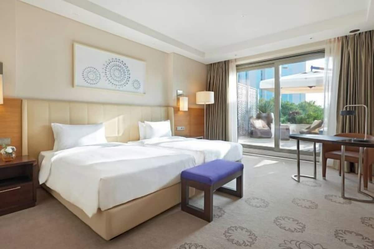 Hypo-allergenic bedding, minibar, in-room safe, desk