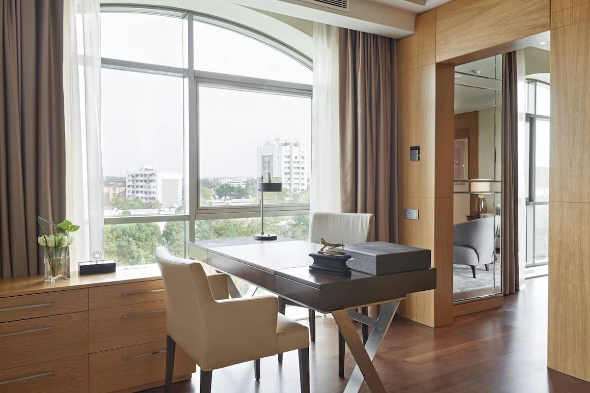 suite (diplomat) | in-room business centre