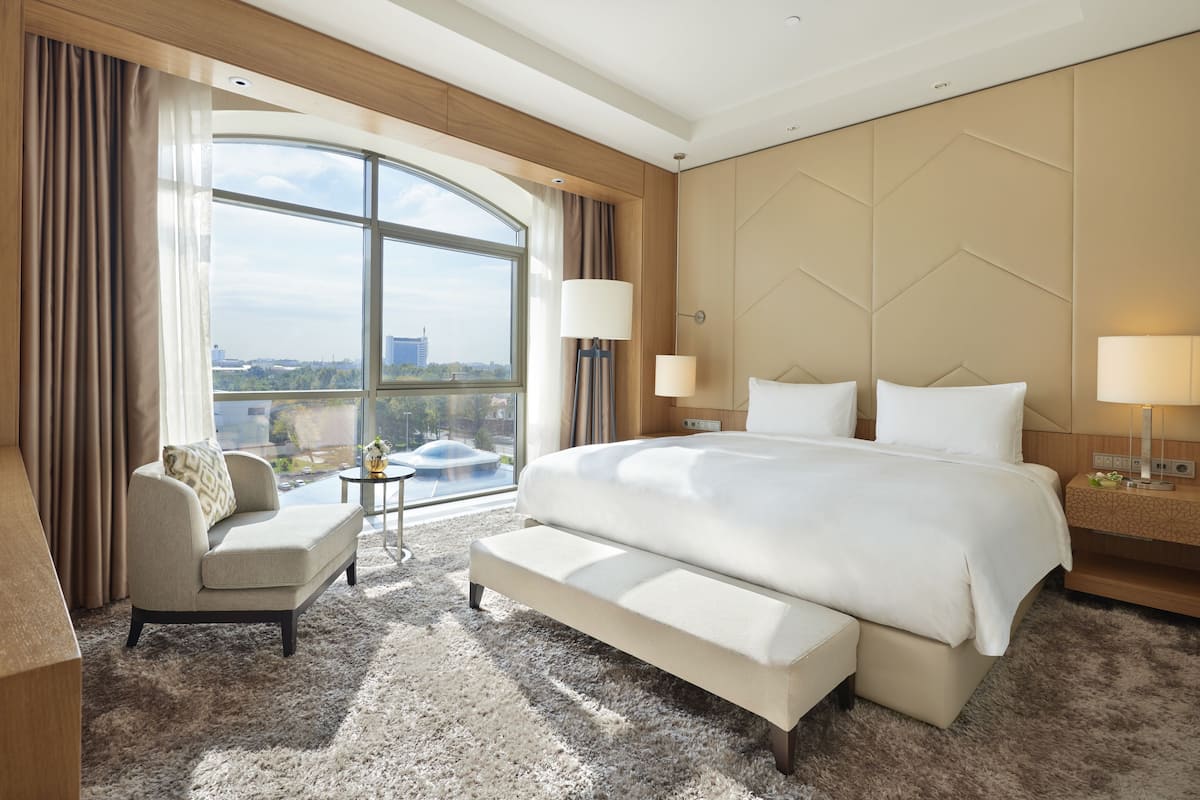 hypo-allergenic bedding, minibar, in-room safe, desk