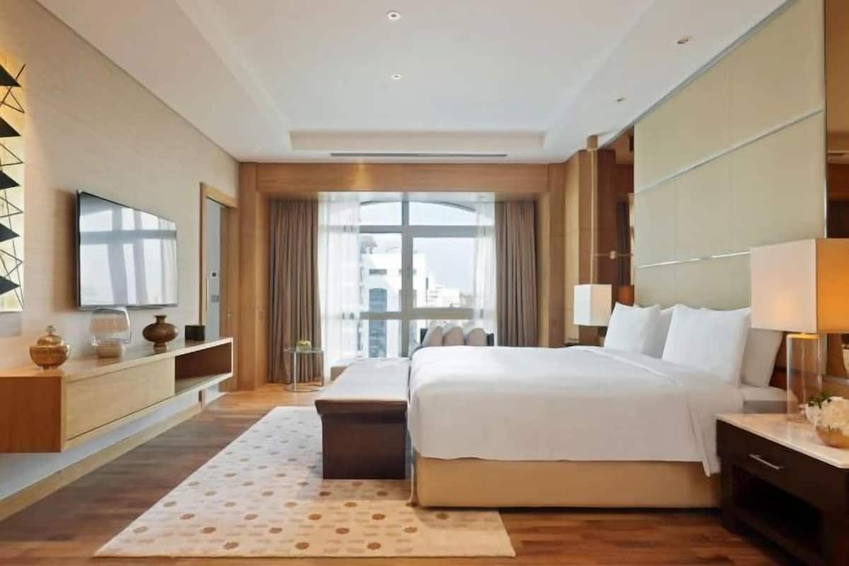 Hypo-allergenic bedding, minibar, in-room safe, desk