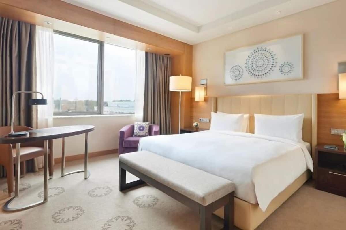 Hypo-allergenic bedding, minibar, in-room safe, desk