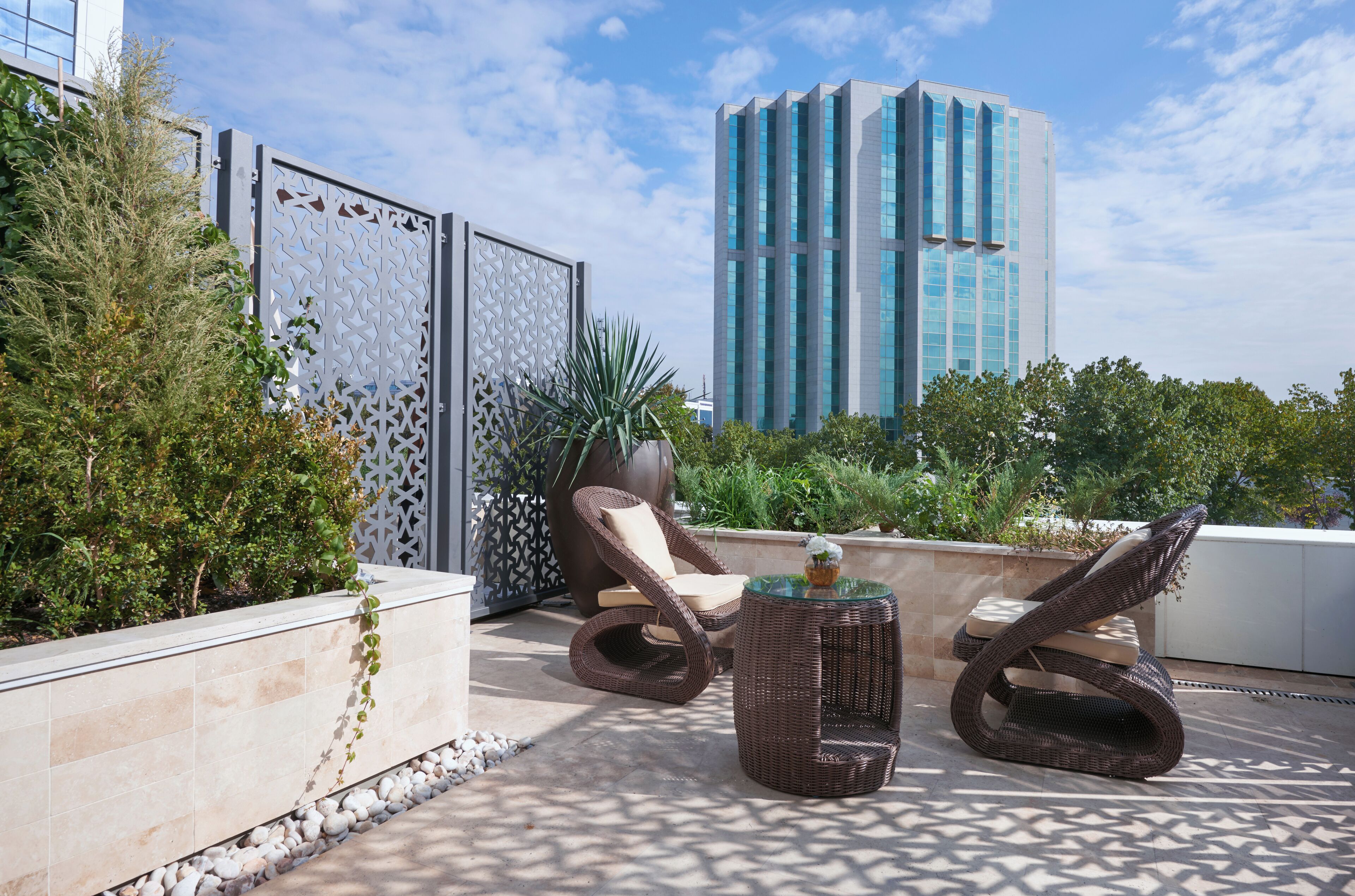 Deluxe-huone, 1 suuri parisänky, terassi | Allergiatestatut vuodevaatteet, minibaari, tallelokero huoneessa