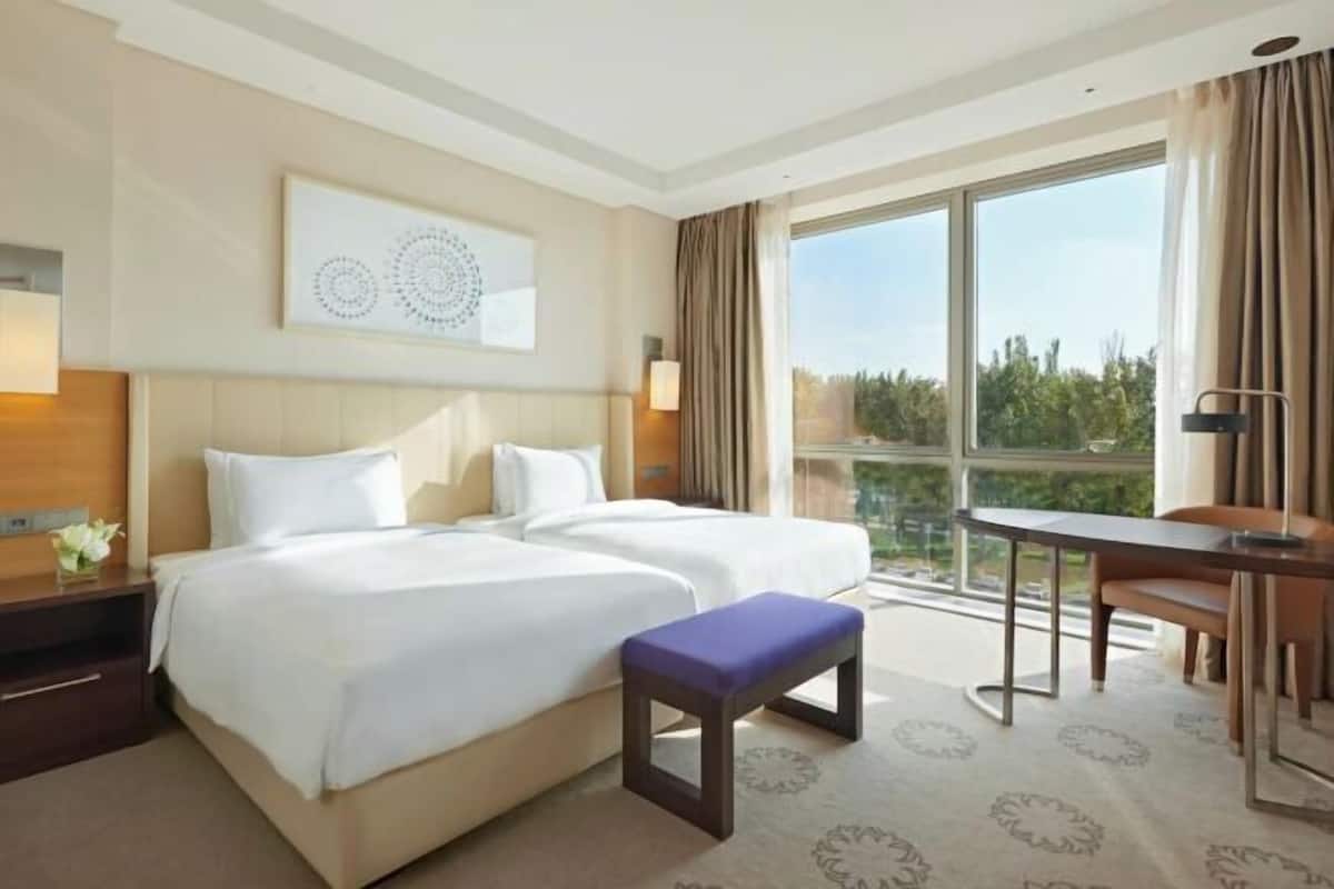 Hypo-allergenic bedding, minibar, in-room safe, desk