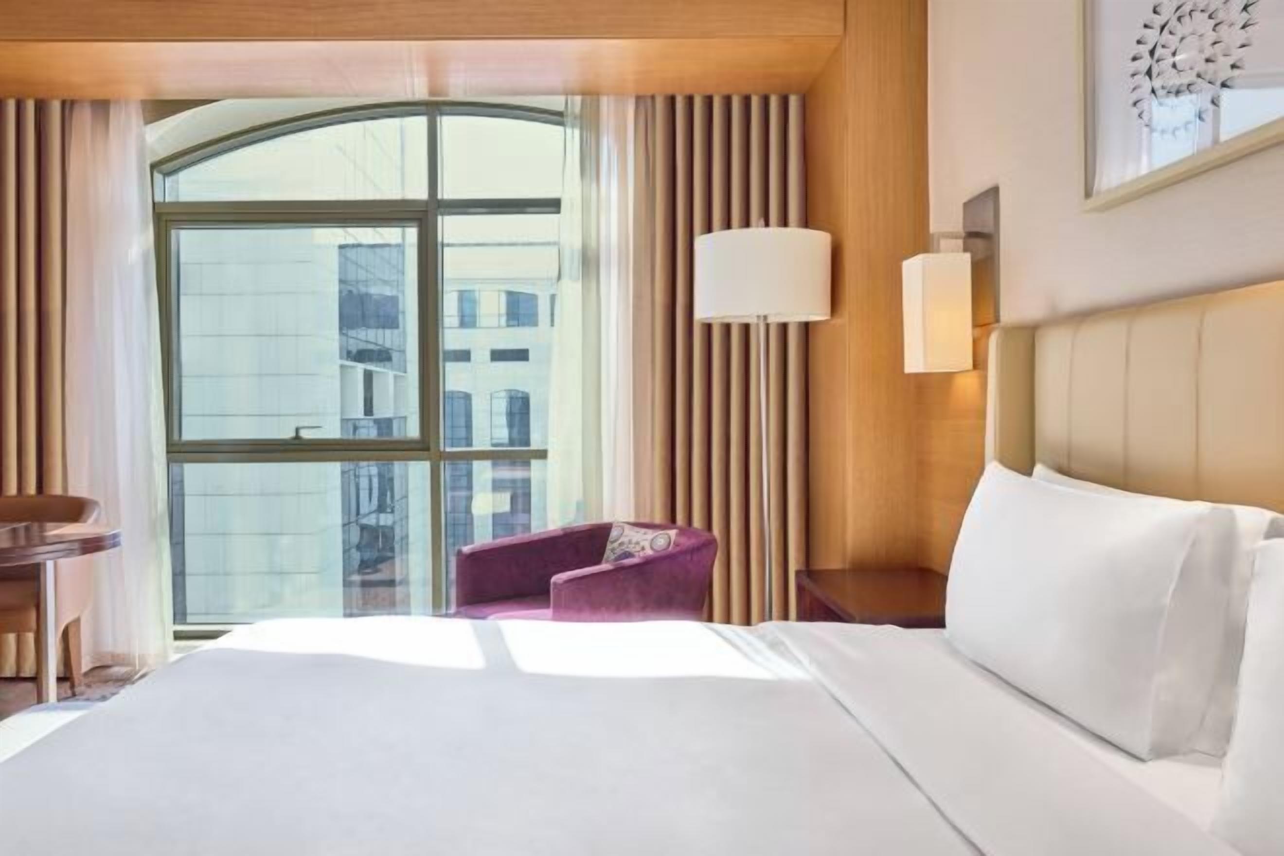 Allergiatestatut vuodevaatteet, minibaari, tallelokero huoneessa