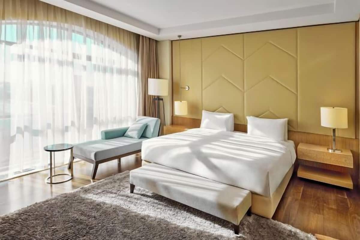 Hypo-allergenic bedding, minibar, in-room safe, desk