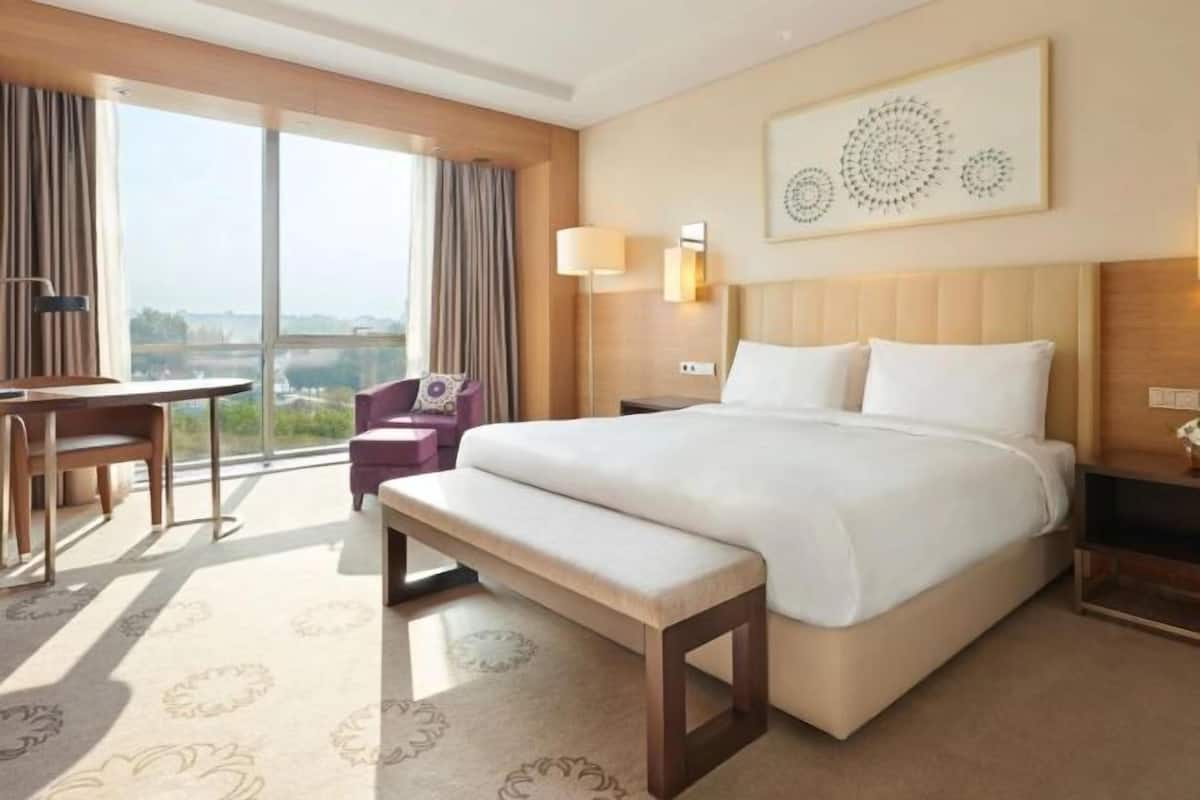 Hypo-allergenic bedding, minibar, in-room safe, desk