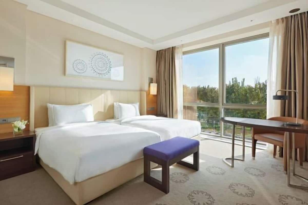 Hypo-allergenic bedding, minibar, in-room safe, desk