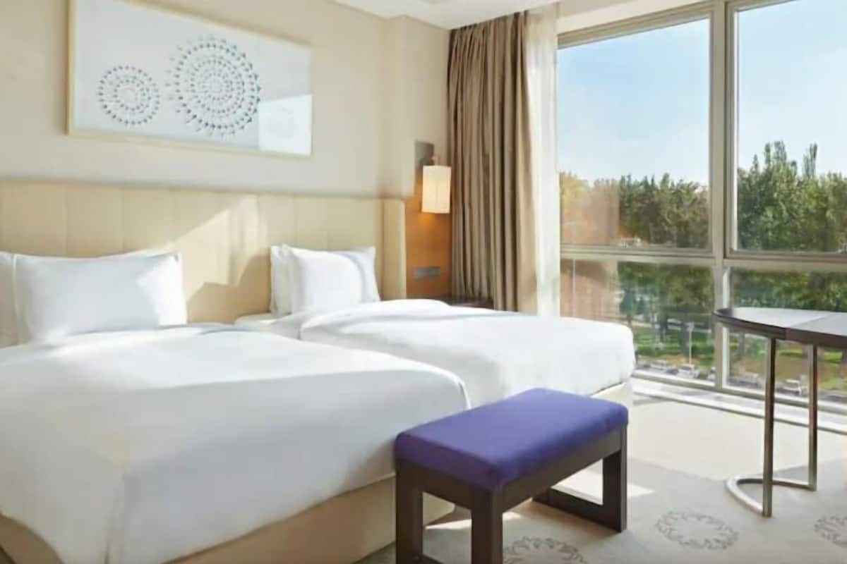 Hypo-allergenic bedding, minibar, in-room safe, desk