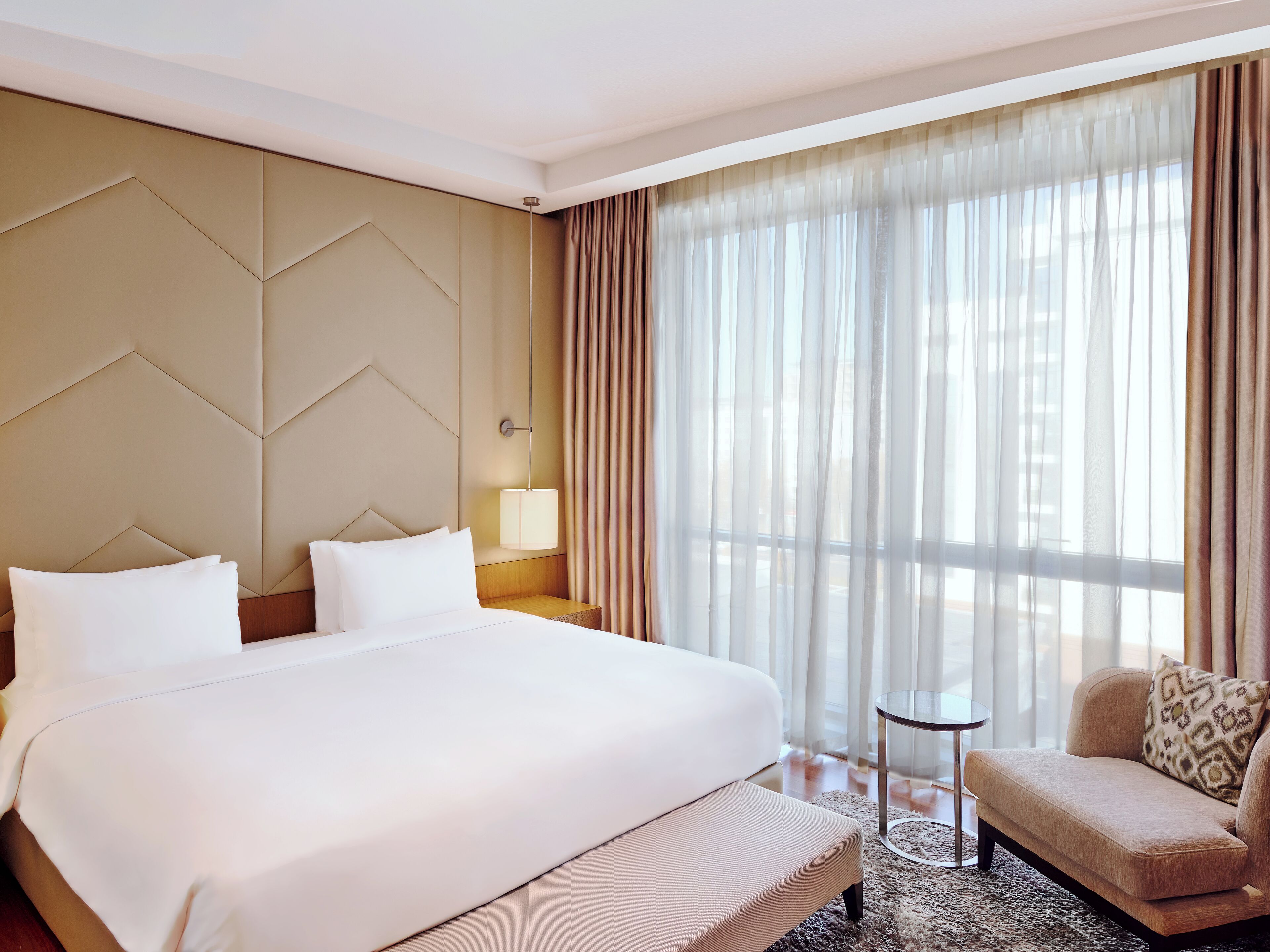 Executive-sviitti (Regency) | Allergiatestatut vuodevaatteet, minibaari, tallelokero huoneessa