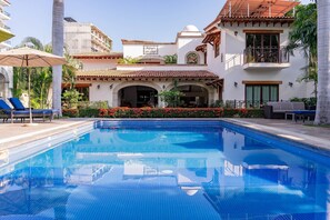 3 Außenpools, geöffnet von 08:00 Uhr bis 22:00 Uhr, Sonnenschirme