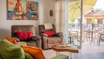 Apartment | Wohnbereich | 55-Zoll-Flachbildfernseher mit Satellitenempfang, Fernseher, Bücher