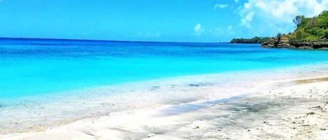 Una playa cerca, arena blanca