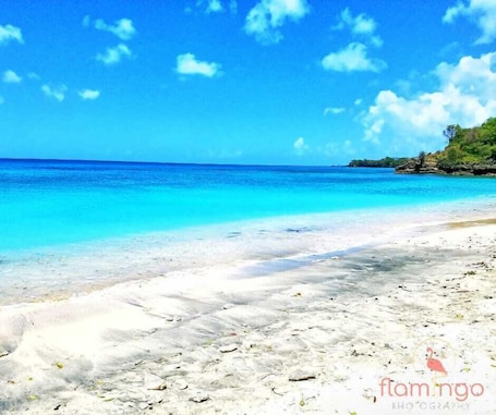 Una playa cerca, arena blanca