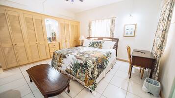 Deluxe Suite, 2 Bedrooms, Patio, Garden View | Egyptian cotton sheets, premium bedding, pillow-top beds, in-room safe