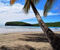 Una playa cerca, arena blanca