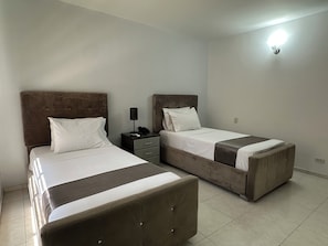 Standard Twin Room | Down duvets, in-room safe, desk, blackout curtains - Hotel Roosevelt Plaza (Cali)