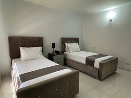 Cubrecamas, caja de seguridad en la habitación y escritorio 