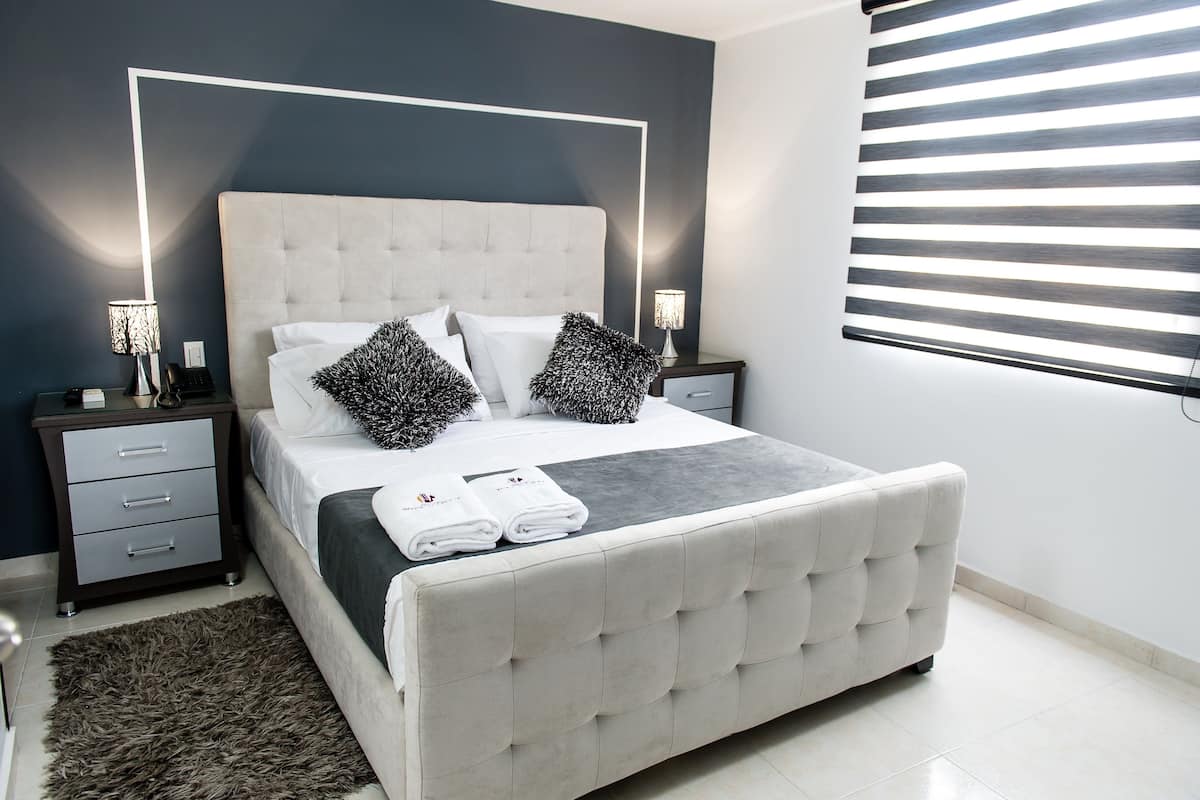 1 Schlafzimmer, Zimmersafe, Schreibtisch, Bügeleisen/Bügelbrett