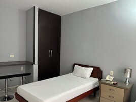 Cubrecamas, caja de seguridad en la habitación y escritorio