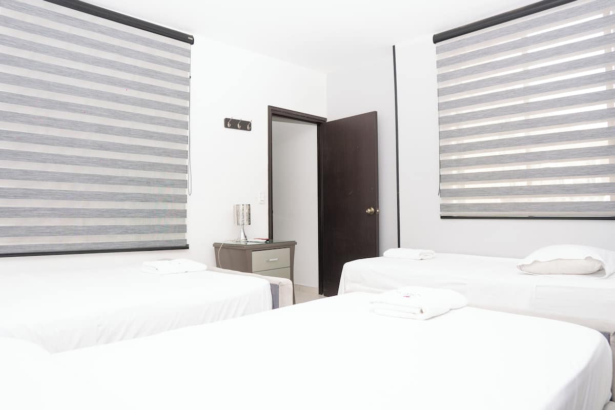 Suite familiar | Edredones de plumas, caja fuerte, escritorio y cortinas opacas