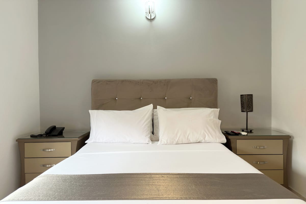 Habitación estándar doble | Edredones de plumas, caja fuerte, escritorio y cortinas opacas