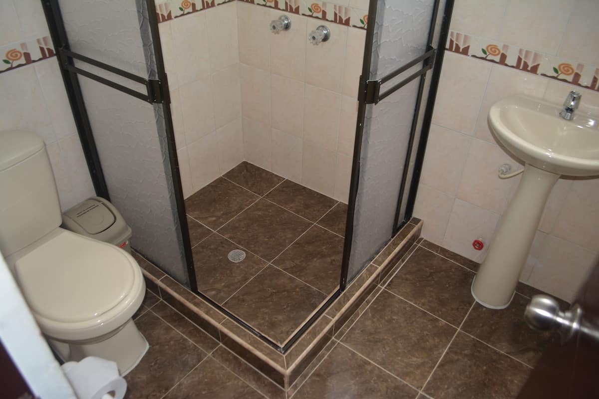 Un baño con ducha, inodoro y lavamanos.