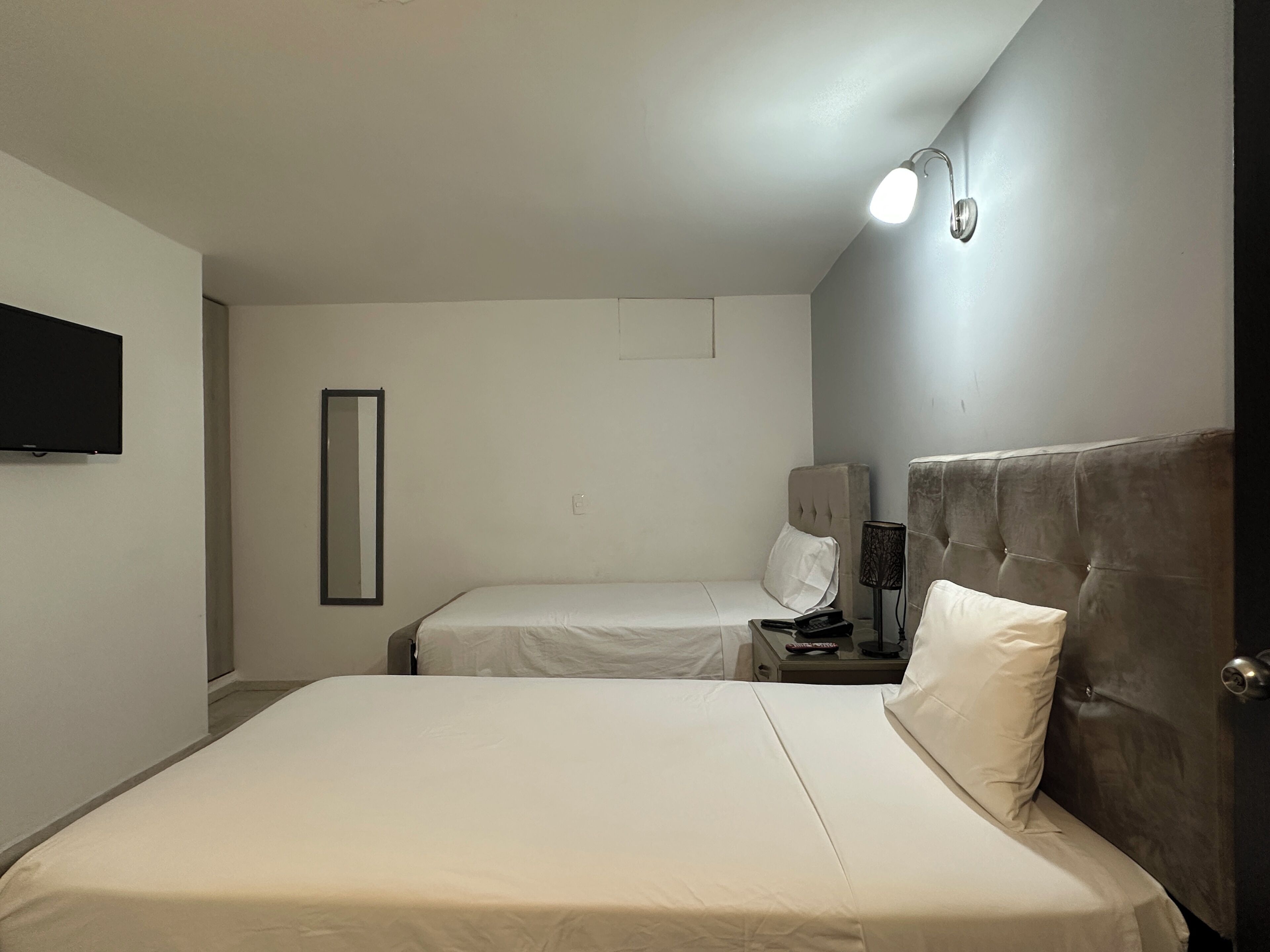 Standard-Vierbettzimmer | Daunenbettdecken, Zimmersafe, Schreibtisch, Verdunkelungsvorhänge