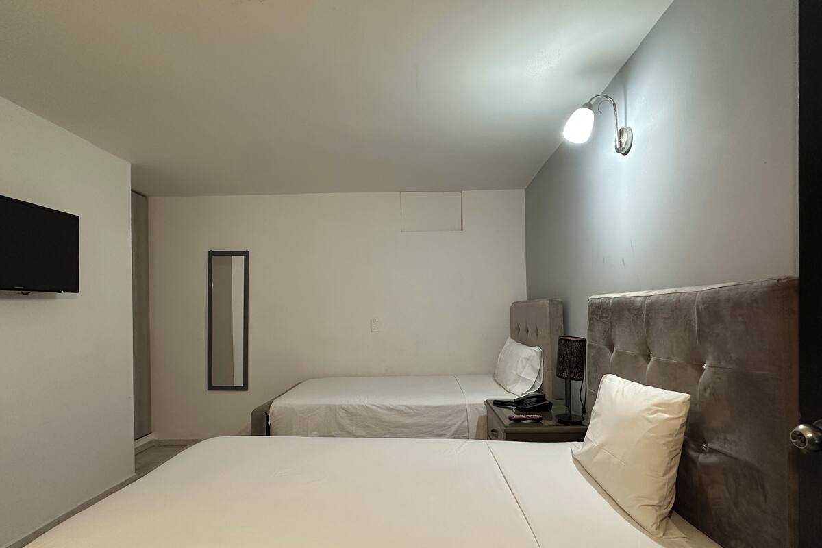Habitación cuádruple estándar | Edredones de plumas, caja fuerte, escritorio y cortinas opacas