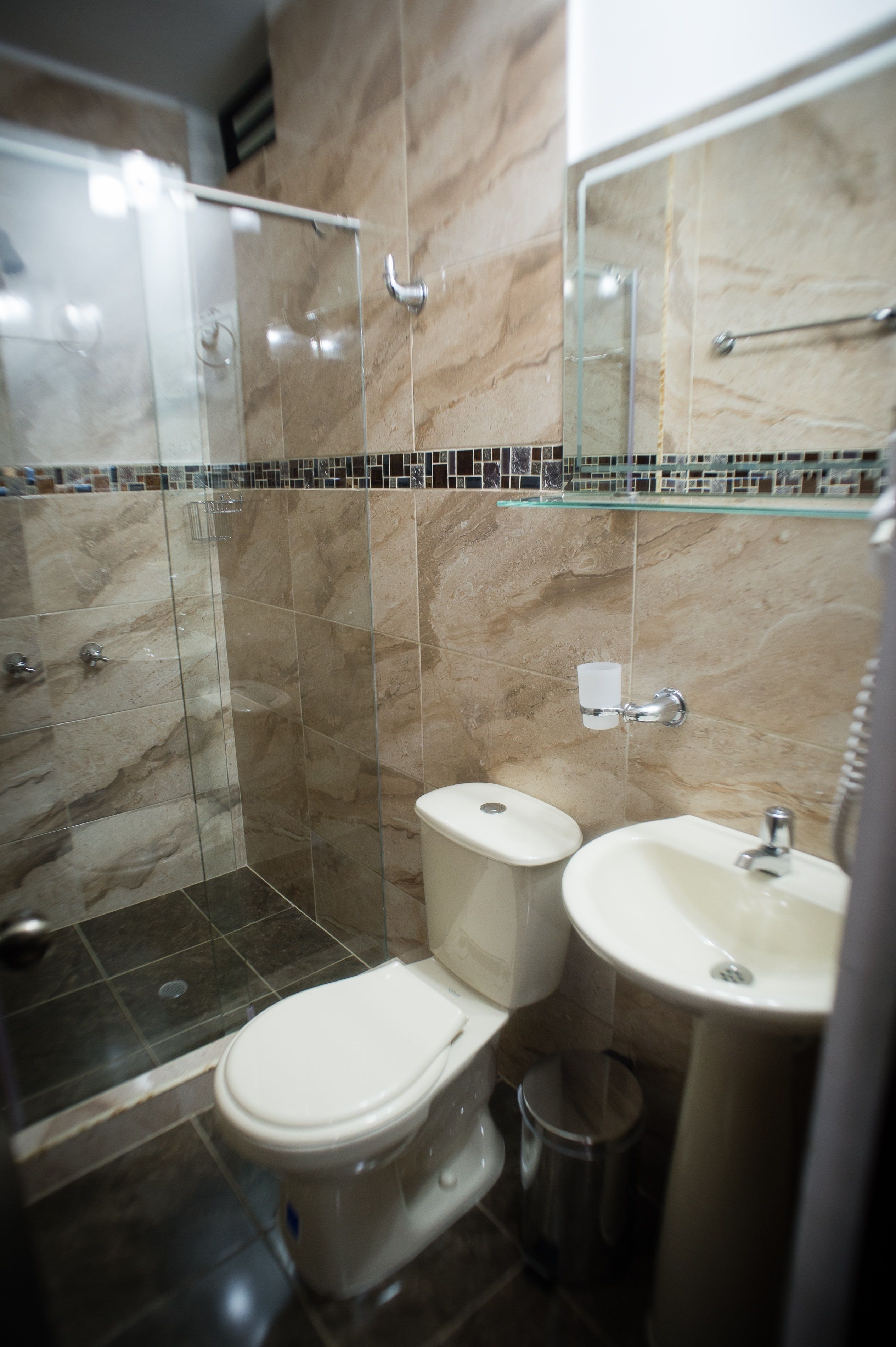 Ducha, artículos de tocador gratuitos, toallas