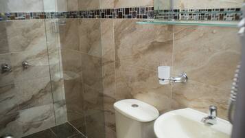 Ducha, artículos de tocador gratuitos, toallas