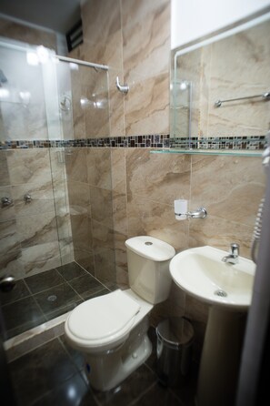 Suite Familiale | Salle de bain | Douche, articles de toilette gratuits, serviettes fournies