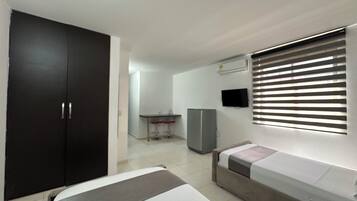 Standard-Doppel- oder -Zweibettzimmer | Daunenbettdecken, Zimmersafe, Schreibtisch, Verdunkelungsvorhänge