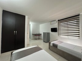 Quarto duplo standard | Edredons de pluma, cofres nos quartos, escrivaninha, cortinas blackout