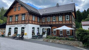 A traditional half-timbered building with a sign for 'Gondolfahrt Tonsdorf.'