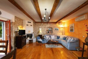 Téléviseur, foyer, lecteur de DVD, table de ping-pong