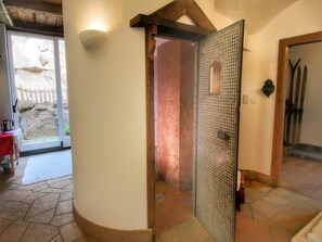 Chuveiro, banheira de hidromassagem, bidê 