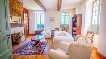 Fernseher, Kamin, DVD-Player, Tischtennisplatte